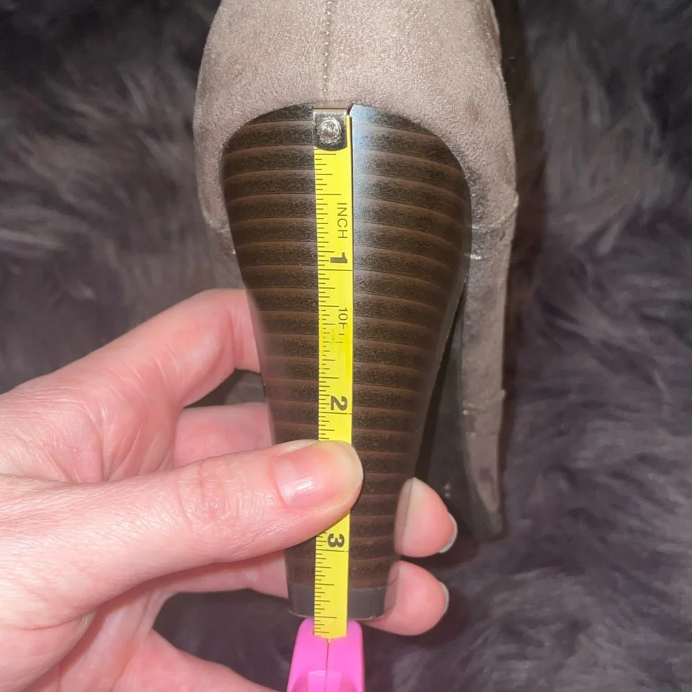 Fioni 3.5” Tan Lace-Up Heels - Picture 5 of 5